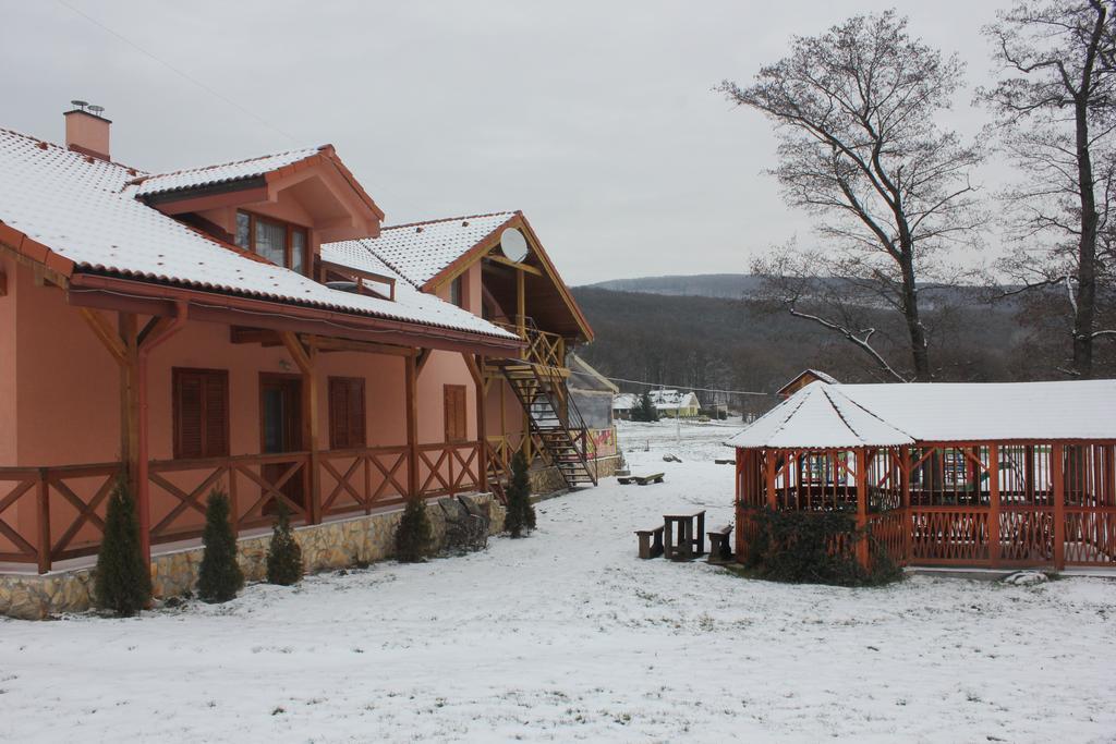 Apartmany Vinné Екстериор снимка